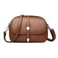 Borsa a tracolla marrone in pelle martellata con finiture argentate e patta frontale - Marrone
