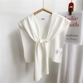 Dettaglio ravvicinato dello scialle bianco in maglia con bordi a coste su gruccia - Bianco