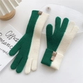 Dettaglio dei guanti in maglia di lana bicolore con etichetta su sfondo bianco puro - Taglia unica / Verde & Beige