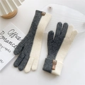 Dettaglio guanti in maglia misto lana grigio e crema con toppe logo in pelle - Taglia unica / Grigio & Beige