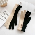 Dettaglio di guanti in maglia con etichetta in lana cashmere e trama a costine fitte - Taglia unica / Nero & Beige