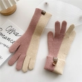 Dettaglio di guanti in maglia rosa e beige con trama a coste e toppa marrone - Taglia unica / Rosa & Beige