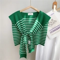 Dettaglio dello scialle in maglia a righe bianche e verdi con nodo e etichetta moda - Righe Multiple Verde