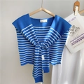 Dettaglio dello scialle in maglia a righe blu e bianche con etichetta del marchio e nodo - Righe Multiple Blu