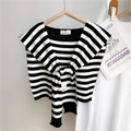 Dettaglio di uno scialle a maglia a righe con trama morbida e design chic annodato - Righe Larghe Nero