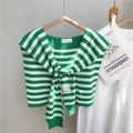 Détail du châle en tricot à rayures vertes et blanches avec étiquette et maille fine - Rayures Larges Vert