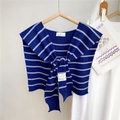 Détail d'un châle en tricot à rayures bleu marine avec lien décoratif et grand col - Doubles Rayures Bleu