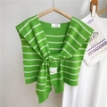 Détail d'un châle en tricot à rayures vertes avec nœud et étiquette de marque - Doubles Rayures Vert