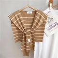 Détail du tricot d'un châle à rayures marron et blanc avec logo de la marque - Doubles Rayures Camel