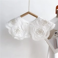 Elegante cuello falso de encaje blanco con bordado floral y perlas en percha de madera - Estilo de Flor de Perlas con Botón (2珠花)