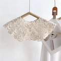 Colletto in pizzo beige lavorato a maglia con bottone cinese su gruccia in legno - Taglia unica / Stile Intagliato a Forma di Ventaglio (1雀羽)