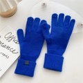 Detalle de guantes de punto azul cobalto con puños acanalados y etiqueta de composición - Talla única / Azul Real