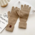 Detalle de guantes de punto color camello con puños acanalados y puntas de dedos táctiles - Talla única / Caqui