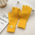 Detalle de guantes de punto amarillos con puños acanalados y aberturas táctiles - Talla única / Amarillo Brillante