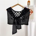 Detalle de chal negro de ganchillo con flores caladas y elegantes cintas en percha de madera - 35*76cm / Negro