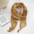 Lunga sciarpa in cotone e lino tie-dye beige kaki con trama stropicciata su sfondo bianco - 50*210cm / Sfumato Ocra