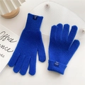 Detail der königsblauen Strickhandschuhe mit Waffelmuster und Materialzusammensetzung - Blau