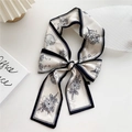 Elegante pañuelo de seda crema con estampado floral negro anudado en un lazo - 8*154cm / Conejo Flamenco Floral