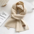 Dettaglio di sciarpa in maglia crema con trama a coste ed etichetta in pelle con cashmere - Bianco Sporco