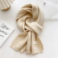Dettaglio di sciarpa in maglia beige con bordo a costine e piccola etichetta tessuta - 22x180cm / Bianco Sporco