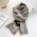 Grauer gestreifter Strickschal mit klassischem Etikett und weicher Textur für den Winter - Grau und Braun (1DRY)