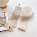 Guantes de punto beige para mujer con puños acanalados sobre mesa blanca minimalista - Beige