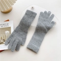 Detalle de guantes de punto grises con textura suave y puños largos para el invierno - Gris