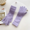 Detalle de guantes de punto lavanda con puños largos acanalados y textura suave - Morado