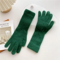 Detalle de guantes de punto verde oscuro con textura esponjosa y puños largos de invierno - Verde Oscuro