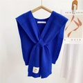 Dettaglio dello scialle in maglia blu reale con motivo a costine, nodo a croce ed etichetta - 35*90cm / Blu