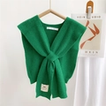 Dettaglio di scialle in maglia verde spessa con etichetta bianca su gruccia in legno - 35*90cm / Verde