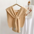Dettaglio dello scialle in maglia albicocca con trama a costine e nodo incrociato chic - 35*90cm / Avorio