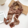 Sciarpa lunga in cotone e lino tie-dye con sfumature marroni e trama plissettata retrò - 30x190cm / Tie-dye Cachi