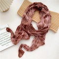Lunga sciarpa in cotone e lino rosa polvere con pieghe fatte a mano su espositore - 30x190cm / Rosa Loto Tie-Dye
