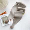 Sciarpa a maglia a righe beige e bianca con pompon decorativi in ecopelliccia alle estremità - Caffè a Righe