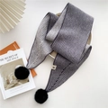 Sciarpa lunga in maglia a righe viola e beige con pompon neri per il calore invernale - Grigio Viola a Righe