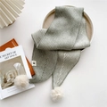 Écharpe en maille rayée vert sauge et crème avec pompons doux et étiquette tissée - Vert Rayé