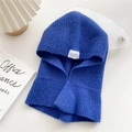 Passamontagna in maglia blu reale con trama a costine ed etichetta decorativa bianca - Blu