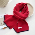 Sciarpa invernale in maglia rosso acceso con bordo blu scuro ed etichetta tessuta - Rosso (Bordo Blu Notte)