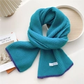 Sciarpa spessa in maglia blu pavone con bordo viola a contrasto ed etichetta bianca - Blu Pavone (Bordo Viola)