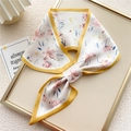 Sciarpa di seta a fiori con bordo giallo annodata a fiocco su vassoio elegante - Fiore di Farfalla (2F)