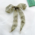 Fiocco per capelli in pizzo verde oliva con ricamo floreale e ciondolo di perla - Verde