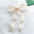 Fiocco di pizzo beige con ciondolo di perle e design floreale traforato per donna - Beige