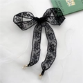 Elegante accessorio per capelli in pizzo nero con chiusure a moschettone dorate - Nero