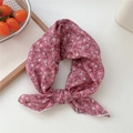 Détail d'un foulard en lin de coton rose à fleurs avec une finition soignée au point overlock - Spirée Rose