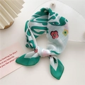 Foulard quadrato in cotone e lino verde e bianco annodato a fiocco per capelli moda - Bordo Floreale con Lettere Verde (7D) / 58cm