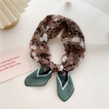 Foulard per capelli in cotone e lino marrone scuro con stampa floreale e sfumature - Fiori Verdi (9D) / 58cm