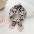 Foulard quadrato in cotone e lino a fiori beige con un elegante stile a fiocco - Fiori Riso Cachi (10D) / 58cm