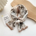 Elegante sciarpa lunga in seta beige con motivi floreali e bordo marrone scuro - 3 Chiffon Peonia Bianca Beige