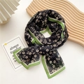 Lunga sciarpa in chiffon floreale con fiori beige su fondo scuro e bordo verde - 10 Chiffon Fiore Virtuale Nero